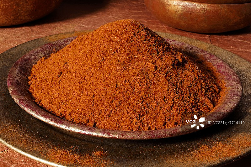 盘中的研磨辣椒粉图片素材