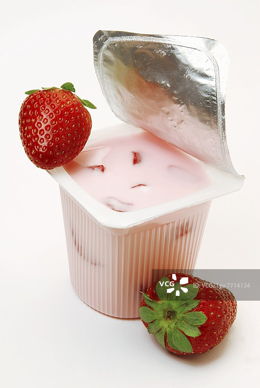 开盖草莓酸奶图片素材