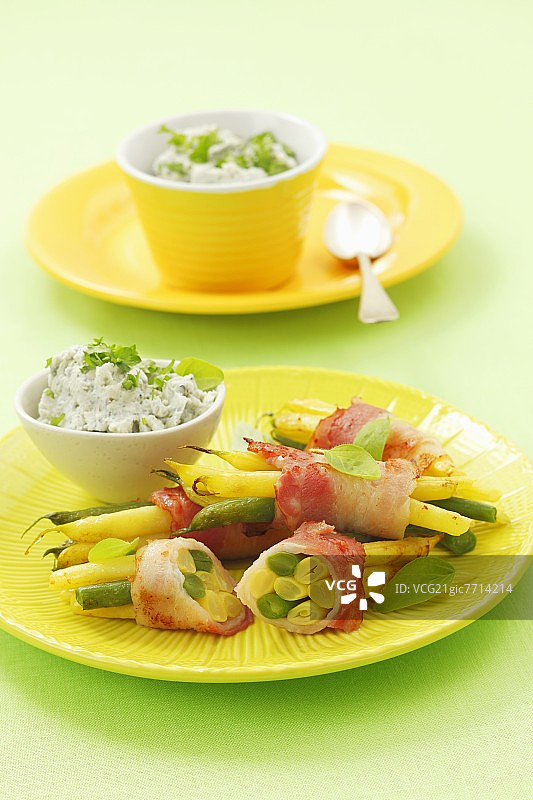 培根裹豆配蓝纹奶酪酱图片素材