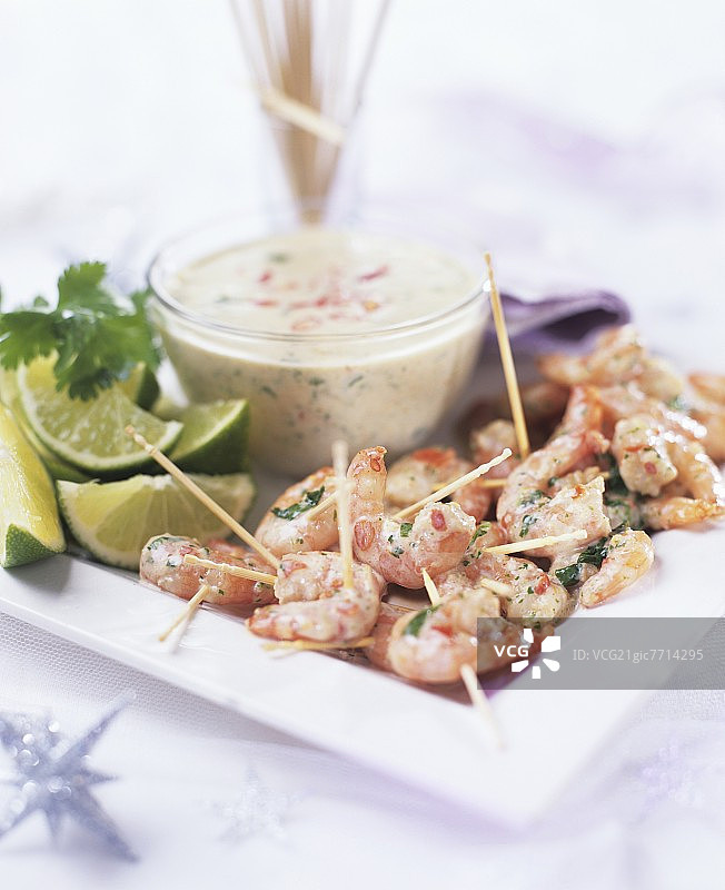鸡尾酒签串鲜虾配青柠角和蘸酱图片素材