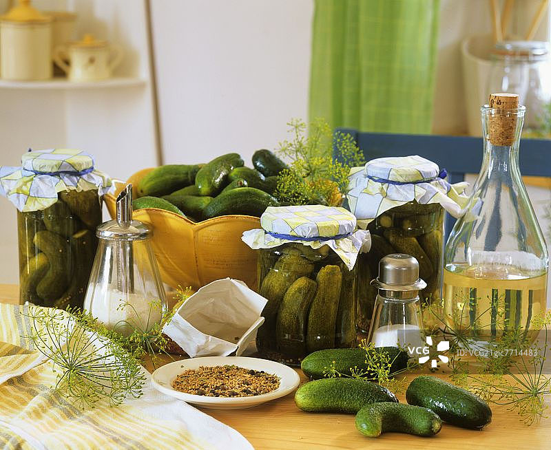 腌制小黄瓜和香料静物图片素材