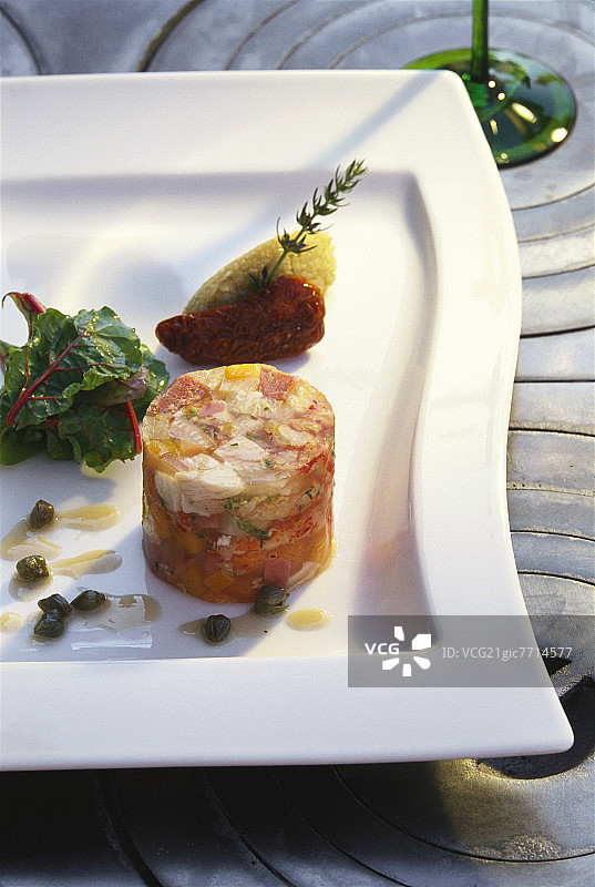 肉冻猪肉和小龙虾配刺山柑图片素材