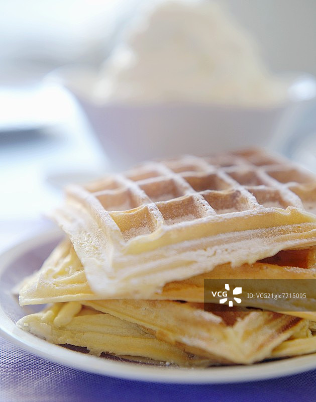 背景中的奶油华夫饼图片素材