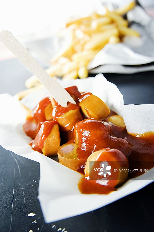 咖喱香肠（含咖喱酱和咖喱粉的香肠）和薯条图片素材