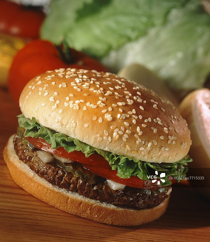 一个放在芝麻面包卷上的汉堡图片素材