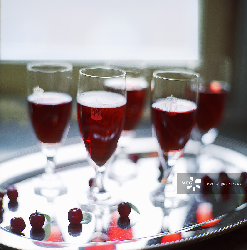 银盘上的皇家基尔鸡尾酒图片素材