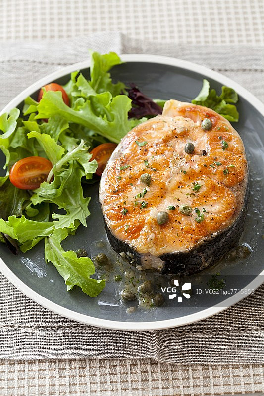 三文鱼配刺山柑酱和蔬菜沙拉图片素材