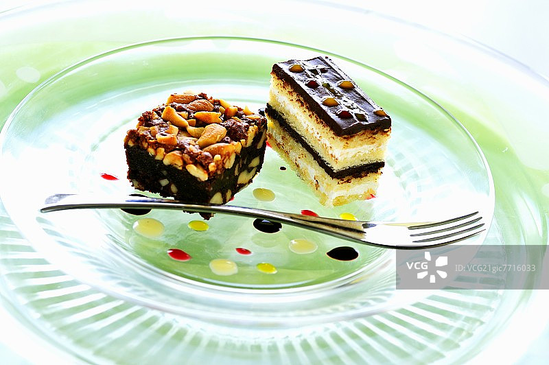 奶油糖果布朗尼切片配彩色酱图片素材