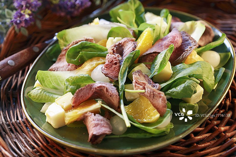 牛肉牛油果橙子罗勒沙拉图片素材