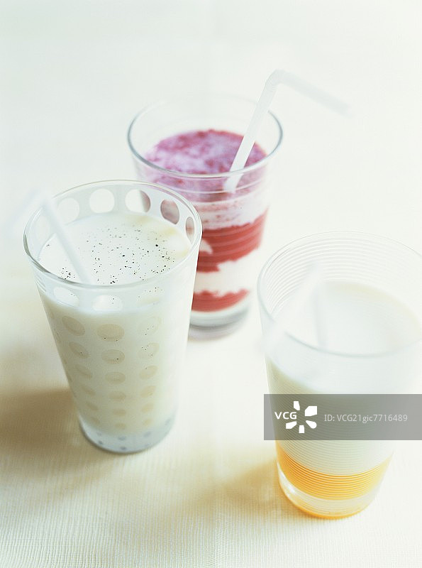 香草牛奶、草莓牛奶和蜂蜜牛奶图片素材