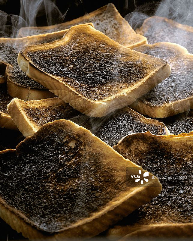 烧焦的吐司；热气腾腾图片素材