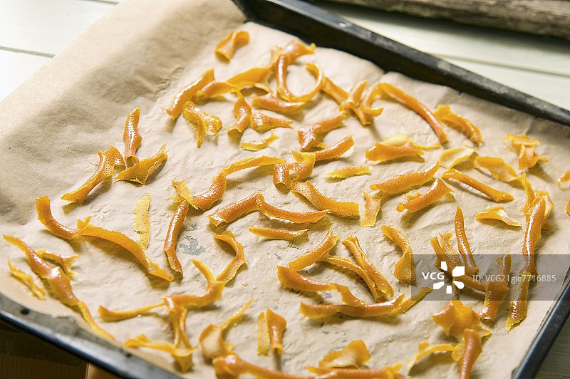 烤盘上的蜜饯橙皮图片素材