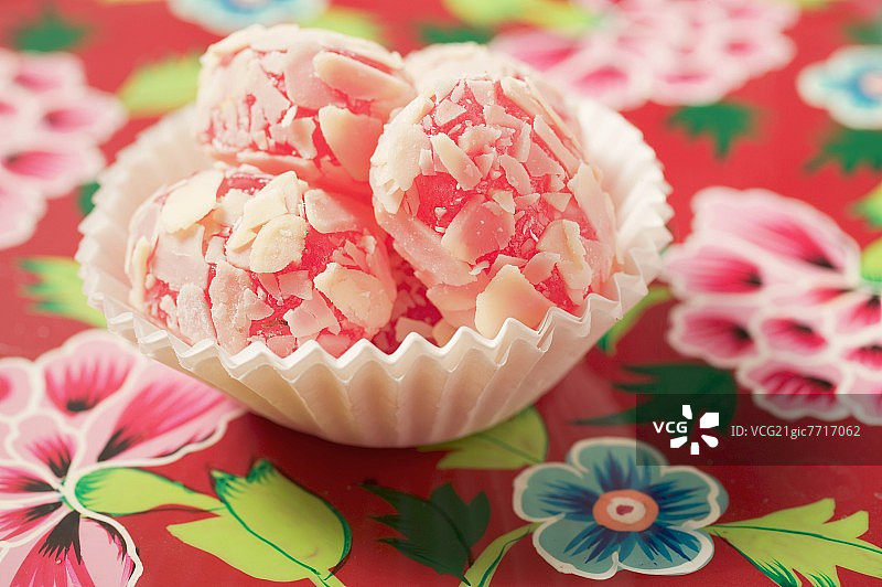 纸杯装土耳其软糖配杏仁片图片素材