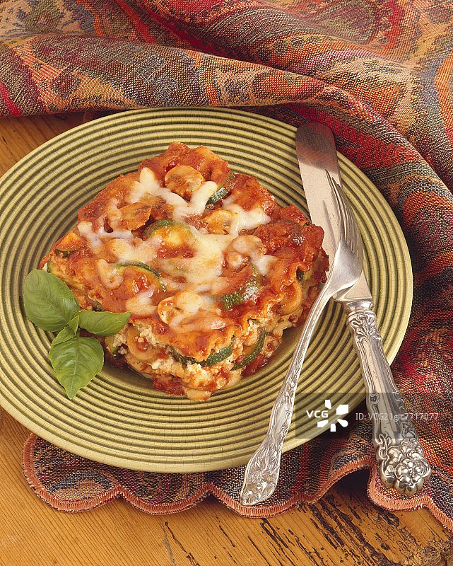 蔬菜千层面与刀叉图片素材