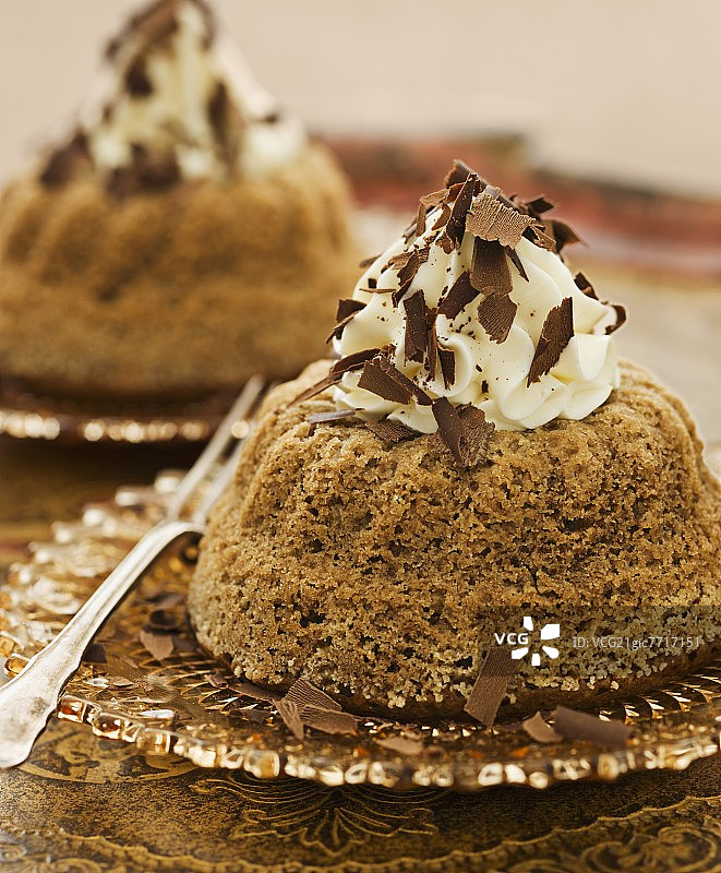 奶油和巧克力碎榛子蛋糕图片素材