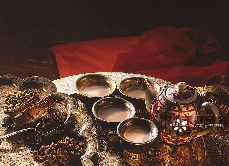 碗中含肉桂、小豆蔻、丁香和牛奶的香料茶图片素材