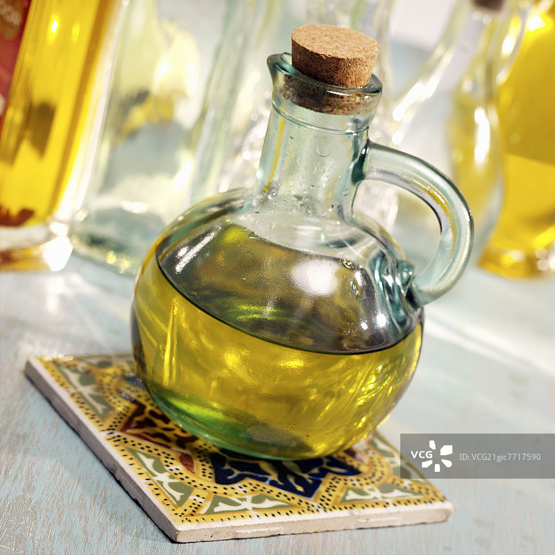 油瓶中的橄榄油图片素材