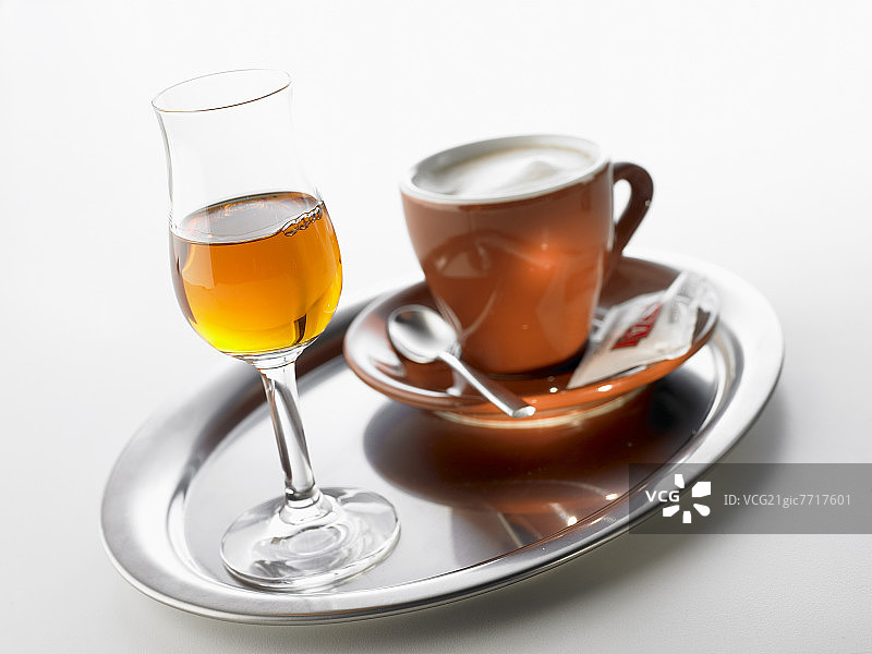 托盘上的格拉巴酒和浓缩咖啡图片素材