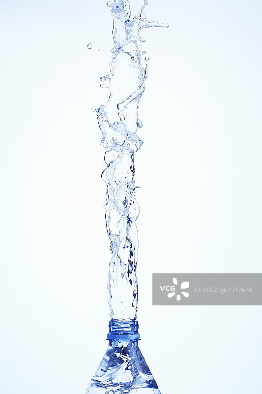 瓶子里的水花飞溅图片素材