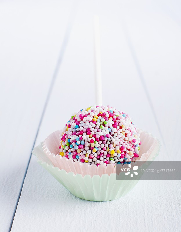 用糖珠装饰的纸杯蛋糕棒棒糖图片素材