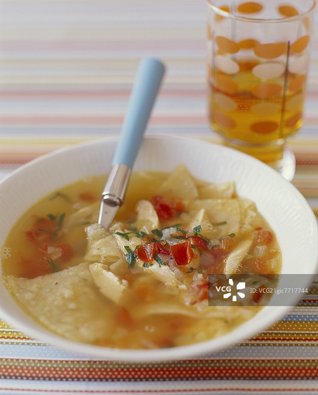 鸡肉玉米饼汤图片素材