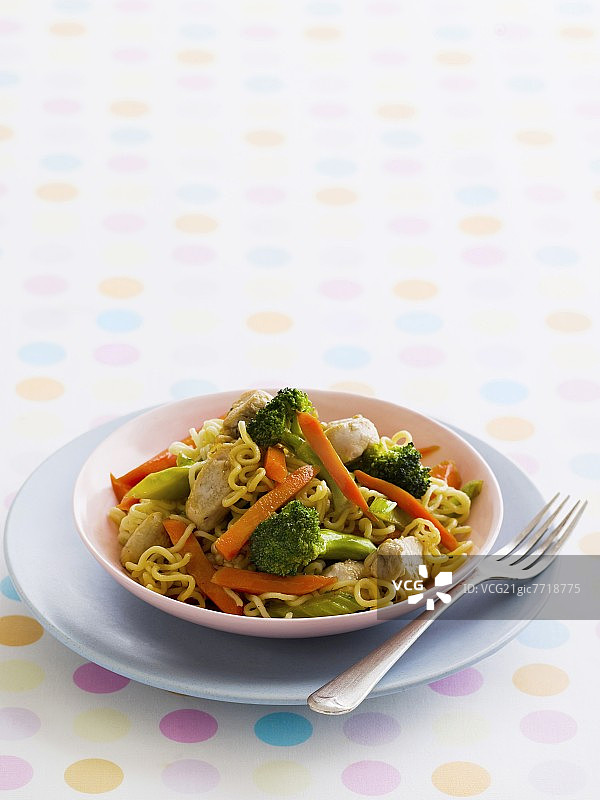 鸡肉蔬菜蜂蜜意面图片素材