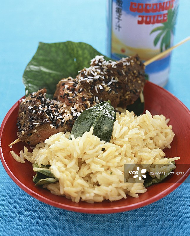 牛肉烤串配椰子饭和柠檬叶（亚洲）图片素材