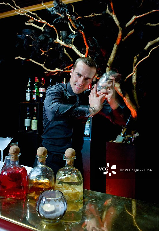 调酒师正在调制鸡尾酒图片素材