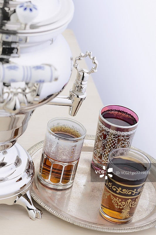 配有三个玻璃杯和红茶的茶炊图片素材
