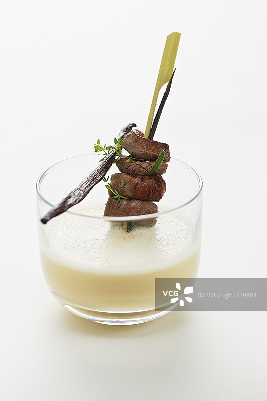 香草豆汤和鹿肉串图片素材