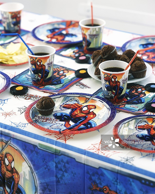儿童蜘蛛侠派对与巧克力松饼，甘草和饮料图片素材