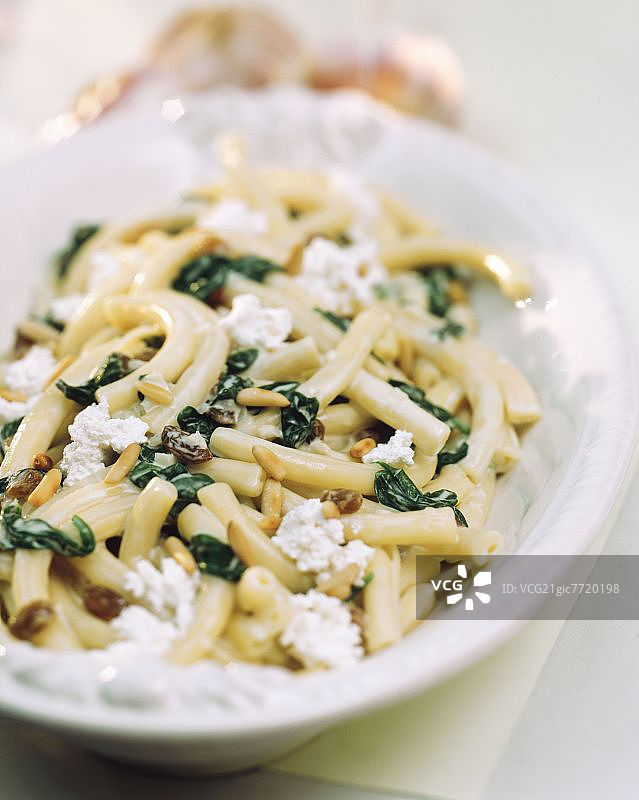 菠菜意大利乳清干酪葡萄干松子意面图片素材