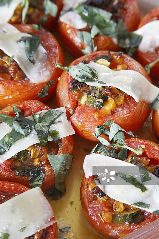 酿馅番茄配玉米、洋葱、培根、大蒜和帕尔马干酪图片素材