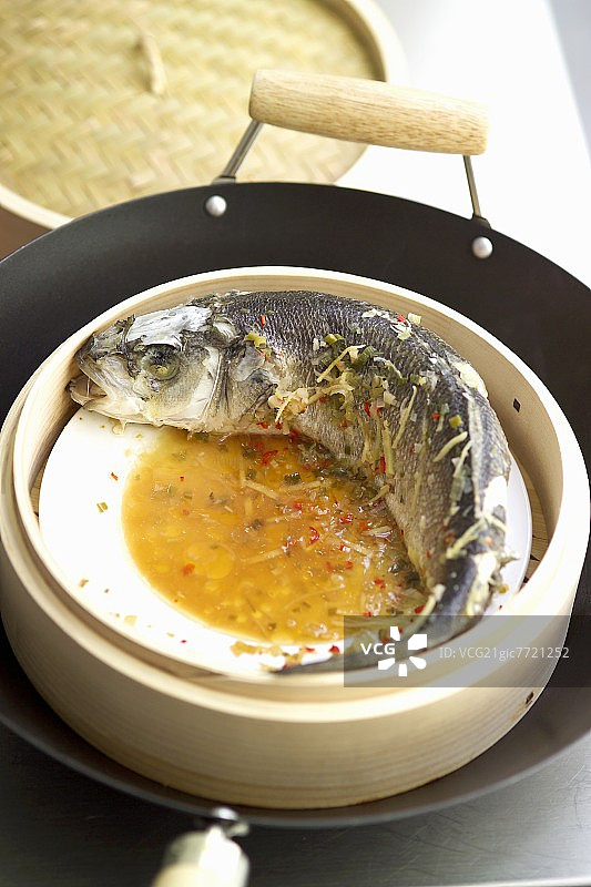 蔬菜丝佐鲈鱼图片素材