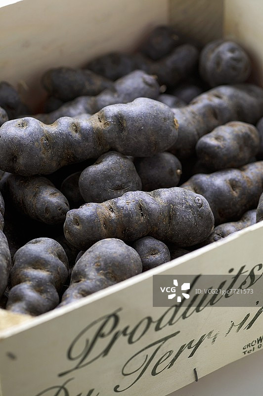 板条箱中的维特洛特品种土豆图片素材
