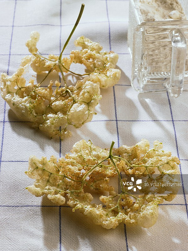 茶巾上的接骨木花油条图片素材