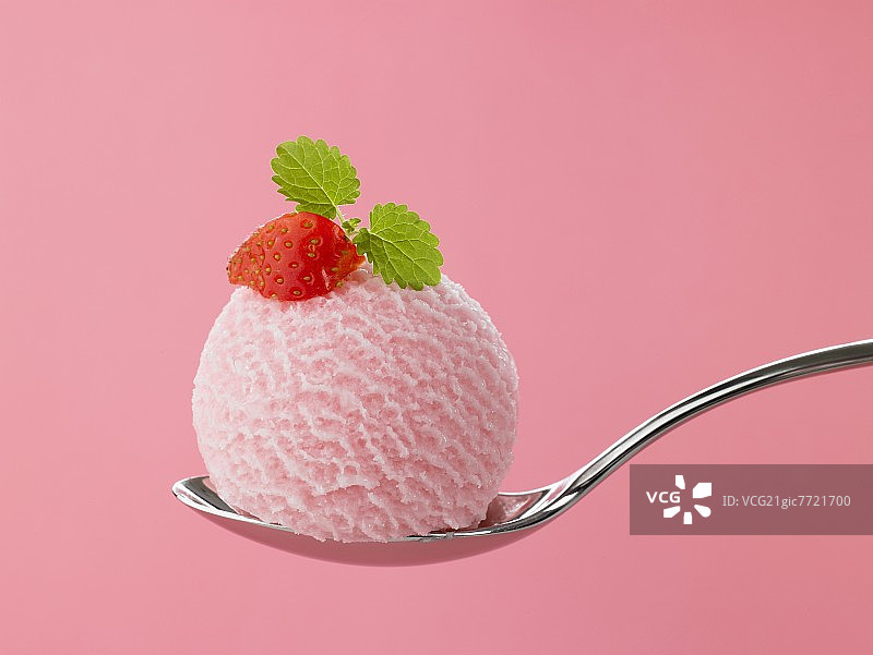 一勺草莓冰淇淋在勺子上图片素材