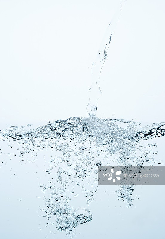 流入水中的水流图片素材