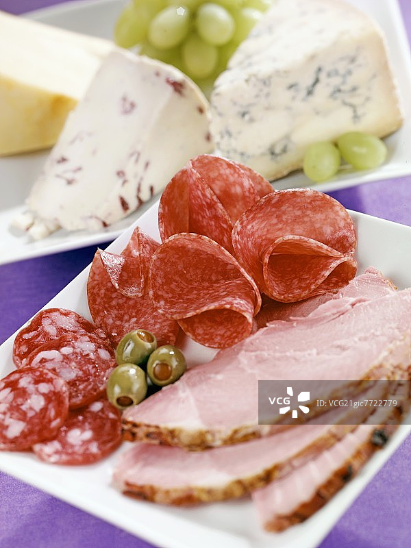冷切肉拼盘配橄榄和奶酪图片素材