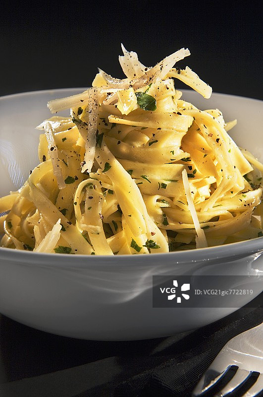 松露油蒜香欧芹意式宽面图片素材