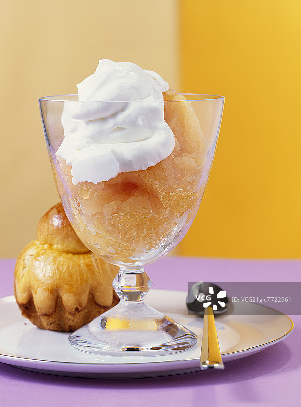 奶油法式布里欧面包哈密瓜冰沙图片素材