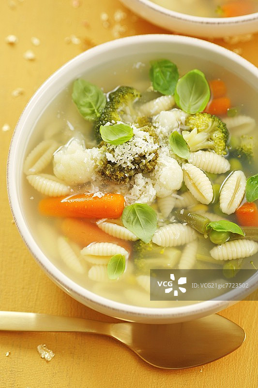 含意面、蔬菜、香蒜酱和帕尔马干酪的蔬菜浓汤图片素材