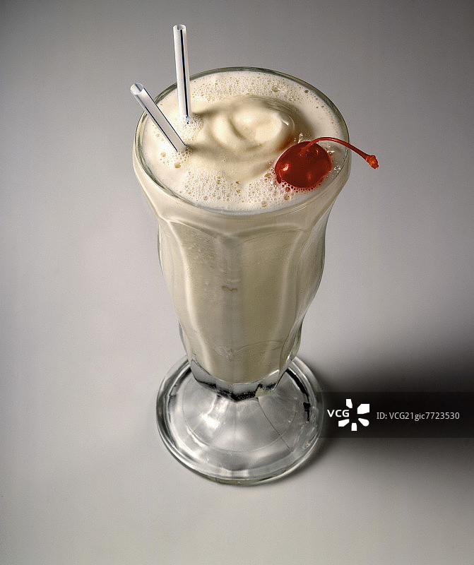 含樱桃和吸管的香草奶昔图片素材