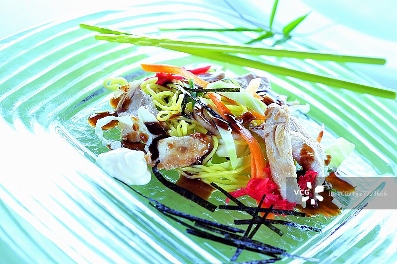 日式炒面配鸡肉和蔬菜图片素材