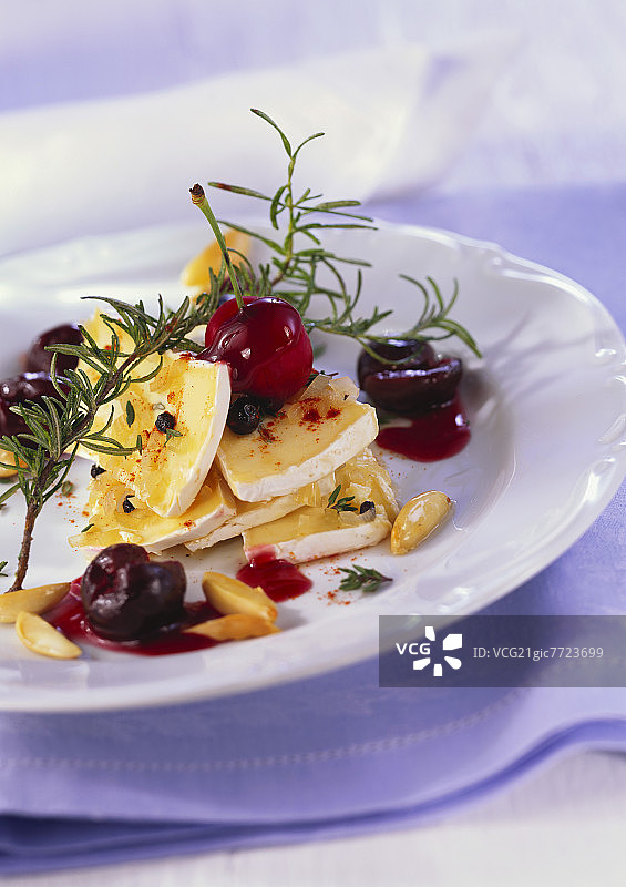 腌制软奶酪配樱桃拉古和迷迭香图片素材