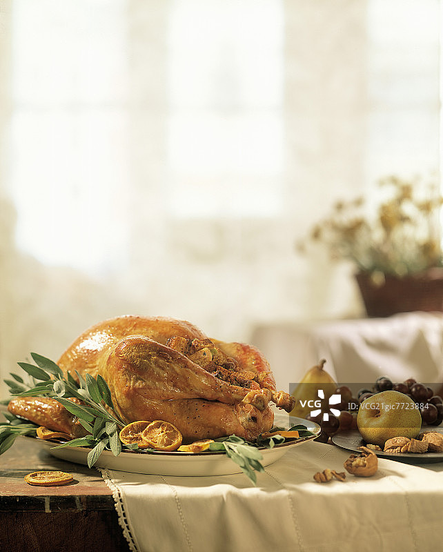 餐桌上的烤火鸡图片素材