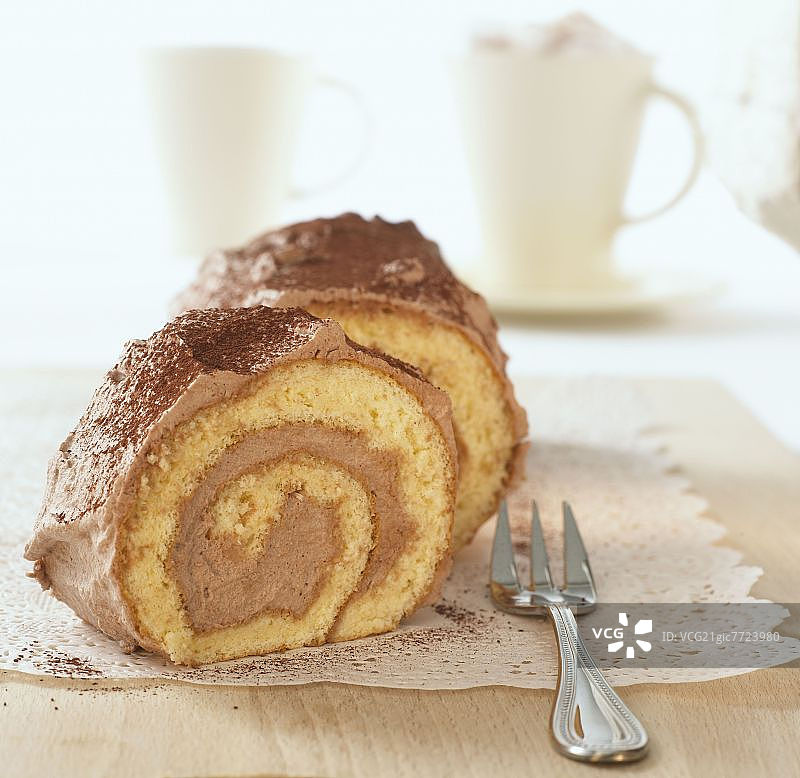 巧克力奶油夹心海绵卷图片素材