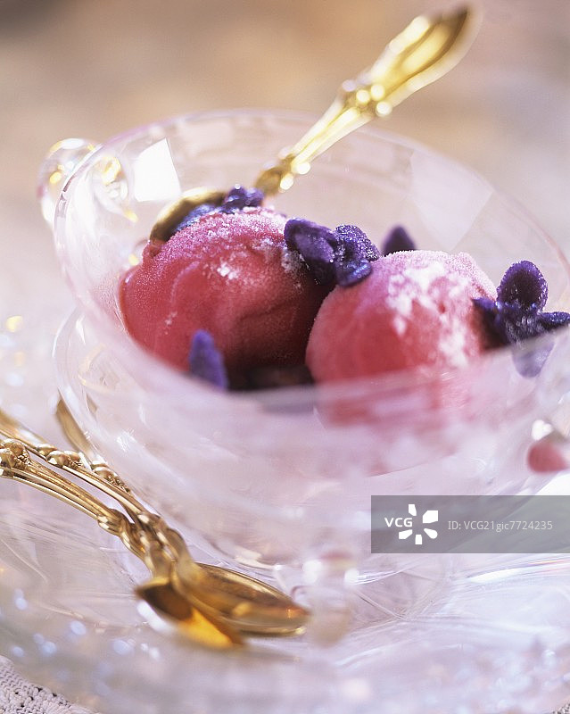 草莓冰淇淋配糖渍紫罗兰和金勺图片素材