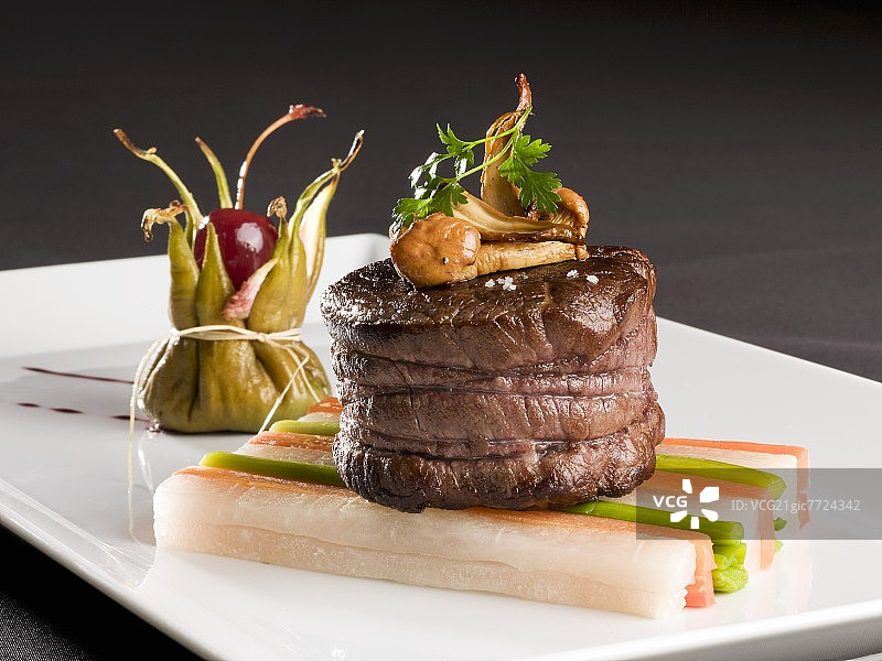 蔬菜条上的牛里脊图片素材