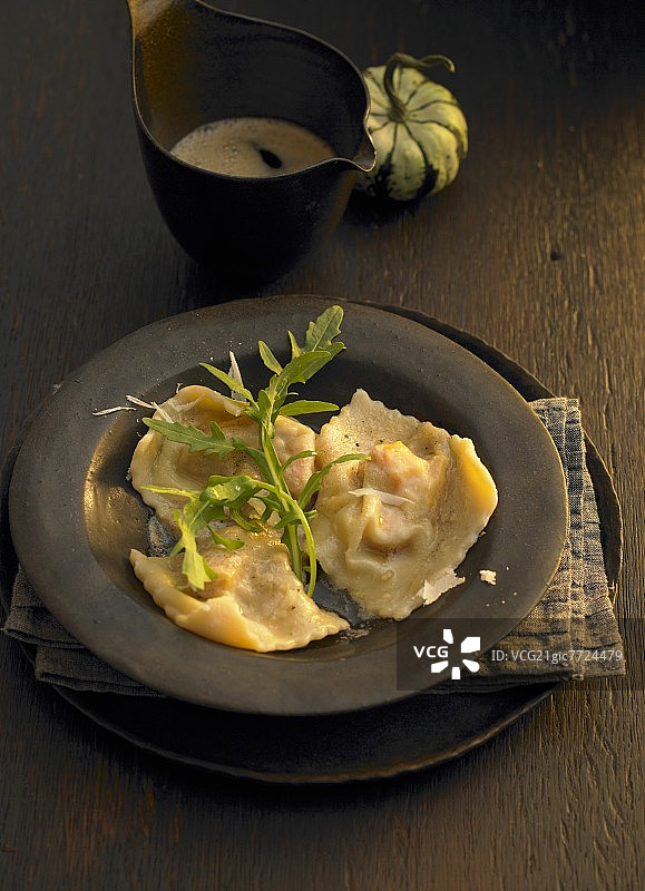 南瓜饺配芝麻菜图片素材